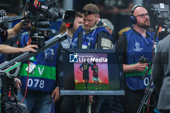 2023-05-16 - Cameramen television with an iconic image during the UEFA Champions League 2022/23 Semi-Final second leg football match between FC Internazionale and AC Milan at Giuseppe Meazza Stadium, Milan, Italy on May 16, 2023 - SEMIFINAL - INTER - FC INTERNAZIONALE VS AC MILAN - UEFA CHAMPIONS LEAGUE - SOCCER