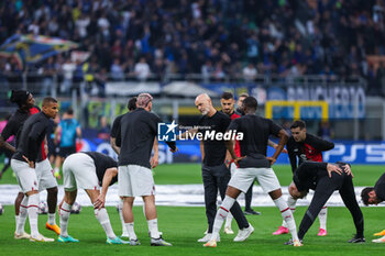 2023-05-16 - Stefano Pioli Head Coach of AC Milan talks to AC Milan players during the UEFA Champions League 2022/23 Semi-Final second leg football match between FC Internazionale and AC Milan at Giuseppe Meazza Stadium, Milan, Italy on May 16, 2023 - SEMIFINAL - INTER - FC INTERNAZIONALE VS AC MILAN - UEFA CHAMPIONS LEAGUE - SOCCER