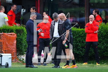 2023-05-09 - Stefano Pioli Head Coach of AC Milan (R) talks to Frederic Massara Sport Director of AC Milan (C) during the AC Milan training session at Milanello Sports Center ahead of their UEFA Champions League semi-final first leg match against FC Internazionale at San Siro Stadium, Milan, Italy on May 09, 2023 - AC MILAN TRAINING SESSION BEFORE THE MATCH AGAINST INTER - INTERNAZIONALE - UEFA CHAMPIONS LEAGUE - SOCCER