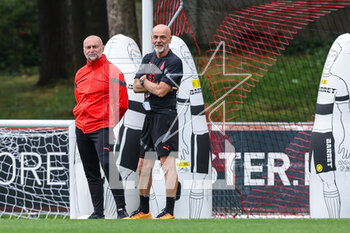 2023-05-09 - Stefano Pioli Head Coach of AC Milan (R) looks on during the AC Milan training session at Milanello Sports Center ahead of their UEFA Champions League semi-final first leg match against FC Internazionale at San Siro Stadium, Milan, Italy on May 09, 2023 - AC MILAN TRAINING SESSION BEFORE THE MATCH AGAINST INTER - INTERNAZIONALE - UEFA CHAMPIONS LEAGUE - SOCCER