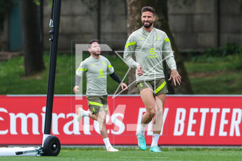2023-05-09 - Olivier Giroud of AC Milan smiling during the AC Milan training session at Milanello Sports Center ahead of their UEFA Champions League semi-final first leg match against FC Internazionale at San Siro Stadium, Milan, Italy on May 09, 2023 - AC MILAN TRAINING SESSION BEFORE THE MATCH AGAINST INTER - INTERNAZIONALE - UEFA CHAMPIONS LEAGUE - SOCCER