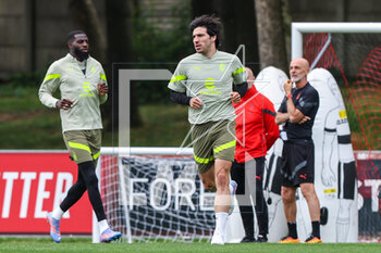 2023-05-09 - Sandro Tonali of AC Milan (C) warms up during the AC Milan training session at Milanello Sports Center ahead of their UEFA Champions League semi-final first leg match against FC Internazionale at San Siro Stadium, Milan, Italy on May 09, 2023 - AC MILAN TRAINING SESSION BEFORE THE MATCH AGAINST INTER - INTERNAZIONALE - UEFA CHAMPIONS LEAGUE - SOCCER