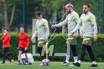 2023-05-09 - Theo Hernandez of AC Milan (R) and Brahim Diaz of AC Milan (L) warm up during the AC Milan training session at Milanello Sports Center ahead of their UEFA Champions League semi-final first leg match against FC Internazionale at San Siro Stadium, Milan, Italy on May 09, 2023 - AC MILAN TRAINING SESSION BEFORE THE MATCH AGAINST INTER - INTERNAZIONALE - UEFA CHAMPIONS LEAGUE - SOCCER