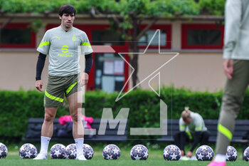 2023-05-09 - Sandro Tonali of AC Milan warms up during the AC Milan training session at Milanello Sports Center ahead of their UEFA Champions League semi-final first leg match against FC Internazionale at San Siro Stadium, Milan, Italy on May 09, 2023 - AC MILAN TRAINING SESSION BEFORE THE MATCH AGAINST INTER - INTERNAZIONALE - UEFA CHAMPIONS LEAGUE - SOCCER