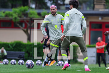 2023-05-09 - Theo Hernandez of AC Milan warms up during the AC Milan training session at Milanello Sports Center ahead of their UEFA Champions League semi-final first leg match against FC Internazionale at San Siro Stadium, Milan, Italy on May 09, 2023 - AC MILAN TRAINING SESSION BEFORE THE MATCH AGAINST INTER - INTERNAZIONALE - UEFA CHAMPIONS LEAGUE - SOCCER