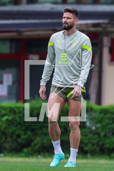 2023-05-09 - Olivier Giroud of AC Milan looks on during the AC Milan training session at Milanello Sports Center ahead of their UEFA Champions League semi-final first leg match against FC Internazionale at San Siro Stadium, Milan, Italy on May 09, 2023 - AC MILAN TRAINING SESSION BEFORE THE MATCH AGAINST INTER - INTERNAZIONALE - UEFA CHAMPIONS LEAGUE - SOCCER