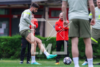 2023-05-09 - Olivier Giroud of AC Milan warms up during the AC Milan training session at Milanello Sports Center ahead of their UEFA Champions League semi-final first leg match against FC Internazionale at San Siro Stadium, Milan, Italy on May 09, 2023 - AC MILAN TRAINING SESSION BEFORE THE MATCH AGAINST INTER - INTERNAZIONALE - UEFA CHAMPIONS LEAGUE - SOCCER
