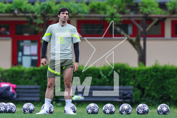 2023-05-09 - Sandro Tonali of AC Milan warms up during the AC Milan training session at Milanello Sports Center ahead of their UEFA Champions League semi-final first leg match against FC Internazionale at San Siro Stadium, Milan, Italy on May 09, 2023 - AC MILAN TRAINING SESSION BEFORE THE MATCH AGAINST INTER - INTERNAZIONALE - UEFA CHAMPIONS LEAGUE - SOCCER