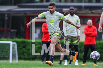 2023-05-09 - Junior Messias of AC Milan warms up during the AC Milan training session at Milanello Sports Center ahead of their UEFA Champions League semi-final first leg match against FC Internazionale at San Siro Stadium, Milan, Italy on May 09, 2023 - AC MILAN TRAINING SESSION BEFORE THE MATCH AGAINST INTER - INTERNAZIONALE - UEFA CHAMPIONS LEAGUE - SOCCER