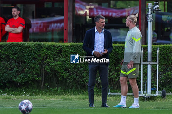 2023-05-15 - Paolo Maldini Technical Area Director of AC Milan (R) talks to Simon Kjaer of AC Milan (R) during the AC Milan training session at Milanello Sports Center ahead of their UEFA Champions League semi-final second leg match against FC Internazionale at San Siro Stadium, Milan, Italy on May 15, 2023 - AC MILAN TRAINING BEFORE THE INTER V MILAN MATCH - UEFA CHAMPIONS LEAGUE - SOCCER