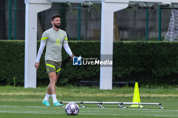 2023-05-15 - Olivier Giroud of AC Milan warms up during the AC Milan training session at Milanello Sports Center ahead of their UEFA Champions League semi-final second leg match against FC Internazionale at San Siro Stadium, Milan, Italy on May 15, 2023 - AC MILAN TRAINING BEFORE THE INTER V MILAN MATCH - UEFA CHAMPIONS LEAGUE - SOCCER
