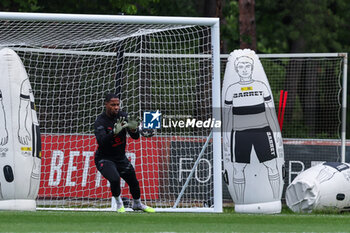 2023-05-15 - Mike Maignan of AC Milan warms up during the AC Milan training session at Milanello Sports Center ahead of their UEFA Champions League semi-final second leg match against FC Internazionale at San Siro Stadium, Milan, Italy on May 15, 2023 - AC MILAN TRAINING BEFORE THE INTER V MILAN MATCH - UEFA CHAMPIONS LEAGUE - SOCCER