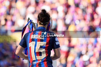 2023-06-03 - 03.06.2023, Eindhoven, PSV Stadion, UEFA Women's Champions League: Barcelona - Wofsburg, Lucy Bronze (15 Barcelona) is having a closer look in to the trophy - UEFA WOMEN'S CHAMPIONS LEAGUE: BARCELONA - WOFSBURG - UEFA CHAMPIONS LEAGUE - SOCCER