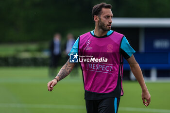 2023-06-05 - Hakan Calhanoglu of FC Internazionale looks on during the UEFA Champions League Final media day of FC Internazionale training session at Suning Training Center ahead of their UEFA Champions League Final match against Manchester City FC at Suning Training Center, Appiano Gentile, Italy on June 05, 2023 - INTER - FC INTERNAZIONALE TRAINING BEFORE THE 2022-2023 FINAL - UEFA CHAMPIONS LEAGUE - SOCCER