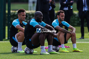 2023-06-05 - Lautaro Martinez of FC Internazionale (L) with Romelu Lukaku of FC Internazionale (C) and Hakan Calhanoglu of FC Internazionale (R) look on during the UEFA Champions League Final media day of FC Internazionale training session at Suning Training Center ahead of their UEFA Champions League Final match against Manchester City FC at Suning Training Center, Appiano Gentile, Italy on June 05, 2023 - INTER - FC INTERNAZIONALE TRAINING BEFORE THE 2022-2023 FINAL - UEFA CHAMPIONS LEAGUE - SOCCER