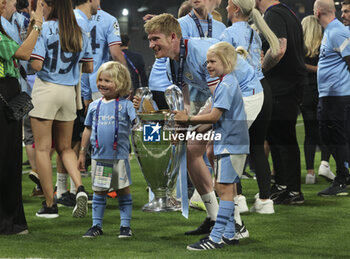 2023-06-10 - Kevin de Bruyne of Manchester City celebrates with the trophy following the UEFA Champions League Final football match between Manchester City FC and FC Internazionale (Inter Milan) on June 10, 2023 at Ataturk Olympic Stadium in Istanbul, Turkey - FOOTBALL - CHAMPIONS LEAGUE - FINAL - MANCHESTER CITY V INTERNAZIONALE - UEFA CHAMPIONS LEAGUE - SOCCER