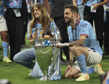 2023-06-10 - Bernardo Silva and Ines Tomaz celebrate with the trophy following the UEFA Champions League Final football match between Manchester City FC and FC Internazionale (Inter Milan) on June 10, 2023 at Ataturk Olympic Stadium in Istanbul, Turkey - FOOTBALL - CHAMPIONS LEAGUE - FINAL - MANCHESTER CITY V INTERNAZIONALE - UEFA CHAMPIONS LEAGUE - SOCCER
