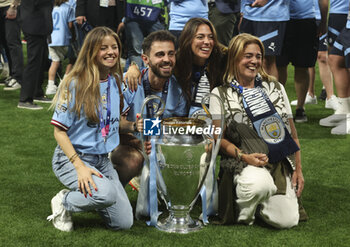 2023-06-10 - Bernardo Silva and Ines Tomaz (left) celebrate with the trophy following the UEFA Champions League Final football match between Manchester City FC and FC Internazionale (Inter Milan) on June 10, 2023 at Ataturk Olympic Stadium in Istanbul, Turkey - FOOTBALL - CHAMPIONS LEAGUE - FINAL - MANCHESTER CITY V INTERNAZIONALE - UEFA CHAMPIONS LEAGUE - SOCCER