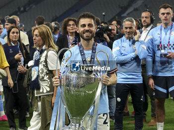 2023-06-10 - Bernardo Silva celebrates with the trophy following the UEFA Champions League Final football match between Manchester City FC and FC Internazionale (Inter Milan) on June 10, 2023 at Ataturk Olympic Stadium in Istanbul, Turkey - FOOTBALL - CHAMPIONS LEAGUE - FINAL - MANCHESTER CITY V INTERNAZIONALE - UEFA CHAMPIONS LEAGUE - SOCCER