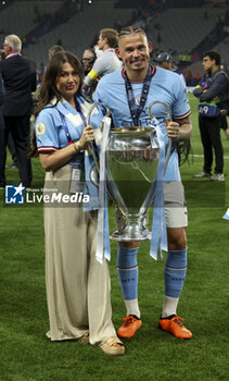 2023-06-10 - Kalvin Phillips of Manchester City celebrates with the trophy following the UEFA Champions League Final football match between Manchester City FC and FC Internazionale (Inter Milan) on June 10, 2023 at Ataturk Olympic Stadium in Istanbul, Turkey - FOOTBALL - CHAMPIONS LEAGUE - FINAL - MANCHESTER CITY V INTERNAZIONALE - UEFA CHAMPIONS LEAGUE - SOCCER