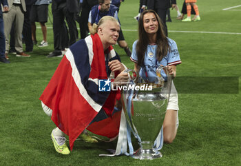 2023-06-10 - Erling Haaland of Manchester City and Isabel Johansen celebrate with the trophy following the UEFA Champions League Final football match between Manchester City FC and FC Internazionale (Inter Milan) on June 10, 2023 at Ataturk Olympic Stadium in Istanbul, Turkey - FOOTBALL - CHAMPIONS LEAGUE - FINAL - MANCHESTER CITY V INTERNAZIONALE - UEFA CHAMPIONS LEAGUE - SOCCER