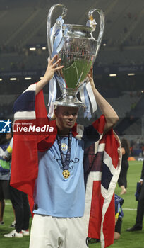 2023-06-10 - Erling Haaland of Manchester City celebrates with the trophy following the UEFA Champions League Final football match between Manchester City FC and FC Internazionale (Inter Milan) on June 10, 2023 at Ataturk Olympic Stadium in Istanbul, Turkey - FOOTBALL - CHAMPIONS LEAGUE - FINAL - MANCHESTER CITY V INTERNAZIONALE - UEFA CHAMPIONS LEAGUE - SOCCER