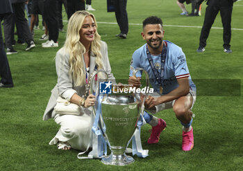 2023-06-10 - Riyad Mahrez of Manchester City and Taylor Ward celebrate with the trophy following the UEFA Champions League Final football match between Manchester City FC and FC Internazionale (Inter Milan) on June 10, 2023 at Ataturk Olympic Stadium in Istanbul, Turkey - FOOTBALL - CHAMPIONS LEAGUE - FINAL - MANCHESTER CITY V INTERNAZIONALE - UEFA CHAMPIONS LEAGUE - SOCCER