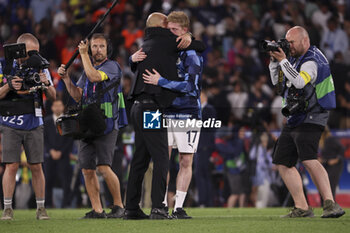 2023-06-10 - Coach of Manchester City Pep Guardiola and Kevin de Bruyne of Manchester City celebrate the victory following the UEFA Champions League Final football match between Manchester City FC and FC Internazionale (Inter Milan) on June 10, 2023 at Ataturk Olympic Stadium in Istanbul, Turkey - FOOTBALL - CHAMPIONS LEAGUE - FINAL - MANCHESTER CITY V INTERNAZIONALE - UEFA CHAMPIONS LEAGUE - SOCCER