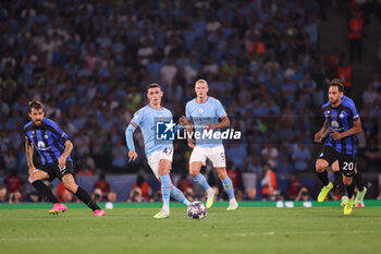2023-06-10 - Phil Foden of Manchester City between Francesco Acerbi of Inter Milan (left) and Hakan Calhanoglu during the UEFA Champions League, Final football match between Manchester City FC and FC Internazionale on June 10, 2023 at Ataturk Olympic Stadium in Istanbul, Turkey - FOOTBALL - CHAMPIONS LEAGUE - FINAL - MANCHESTER CITY V INTERNAZIONALE - UEFA CHAMPIONS LEAGUE - SOCCER