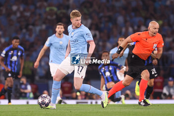 2023-06-10 - Kevin de Bruyne of Manchester City, referee Szymon Marciniak of Poland during the UEFA Champions League, Final football match between Manchester City FC and FC Internazionale on June 10, 2023 at Ataturk Olympic Stadium in Istanbul, Turkey - FOOTBALL - CHAMPIONS LEAGUE - FINAL - MANCHESTER CITY V INTERNAZIONALE - UEFA CHAMPIONS LEAGUE - SOCCER