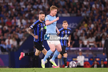 2023-06-10 - Kevin de Bruyne of Manchester City, Marcelo Brozovic of Inter Milan (left) during the UEFA Champions League, Final football match between Manchester City FC and FC Internazionale on June 10, 2023 at Ataturk Olympic Stadium in Istanbul, Turkey - FOOTBALL - CHAMPIONS LEAGUE - FINAL - MANCHESTER CITY V INTERNAZIONALE - UEFA CHAMPIONS LEAGUE - SOCCER