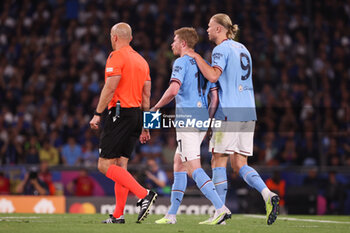 2023-06-10 - Kevin de Bruyne of Manchester City is consoled by Erling Haaland of Manchester City when he leaves the pitch due to an injury during the UEFA Champions League, Final football match between Manchester City FC and FC Internazionale on June 10, 2023 at Ataturk Olympic Stadium in Istanbul, Turkey - FOOTBALL - CHAMPIONS LEAGUE - FINAL - MANCHESTER CITY V INTERNAZIONALE - UEFA CHAMPIONS LEAGUE - SOCCER