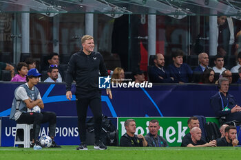 2023-09-19 - Edward Howe Head Coach of Newcastle United FC seen in action during UEFA Champions League 2023/24 Group Stage - Group F football match between AC Milan and Newcastle United FC at San Siro Stadium, Milan, Italy on September 19, 2023 - AC MILAN VS NEWCASTLE UNITED FC - UEFA CHAMPIONS LEAGUE - SOCCER
