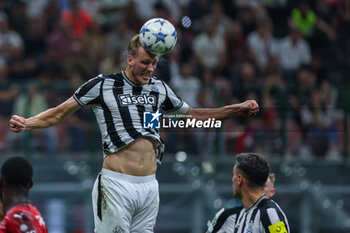 2023-09-19 - Dan Burn of Newcastle United FC seen in action during UEFA Champions League 2023/24 Group Stage - Group F football match between AC Milan and Newcastle United FC at San Siro Stadium, Milan, Italy on September 19, 2023 - AC MILAN VS NEWCASTLE UNITED FC - UEFA CHAMPIONS LEAGUE - SOCCER