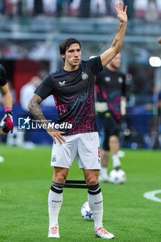 2023-09-19 - Sandro Tonali of Newcastle United FC warms up during UEFA Champions League 2023/24 Group Stage - Group F football match between AC Milan and Newcastle United FC at San Siro Stadium, Milan, Italy on September 19, 2023 - AC MILAN VS NEWCASTLE UNITED FC - UEFA CHAMPIONS LEAGUE - SOCCER