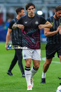 2023-09-19 - Sandro Tonali of Newcastle United FC warms up during UEFA Champions League 2023/24 Group Stage - Group F football match between AC Milan and Newcastle United FC at San Siro Stadium, Milan, Italy on September 19, 2023 - AC MILAN VS NEWCASTLE UNITED FC - UEFA CHAMPIONS LEAGUE - SOCCER