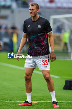 2023-09-19 - Dan Burn of Newcastle United FC warms up during UEFA Champions League 2023/24 Group Stage - Group F football match between AC Milan and Newcastle United FC at San Siro Stadium, Milan, Italy on September 19, 2023 - AC MILAN VS NEWCASTLE UNITED FC - UEFA CHAMPIONS LEAGUE - SOCCER