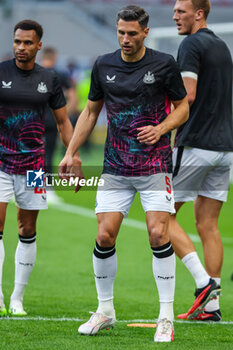 2023-09-19 - Fabian Schar of Newcastle United FC warms up during UEFA Champions League 2023/24 Group Stage - Group F football match between AC Milan and Newcastle United FC at San Siro Stadium, Milan, Italy on September 19, 2023 - AC MILAN VS NEWCASTLE UNITED FC - UEFA CHAMPIONS LEAGUE - SOCCER