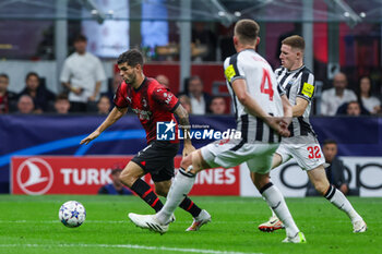 2023-09-19 - Christian Pulisic of AC Milan seen in action during UEFA Champions League 2023/24 Group Stage - Group F football match between AC Milan and Newcastle United FC at San Siro Stadium, Milan, Italy on September 19, 2023 - AC MILAN VS NEWCASTLE UNITED FC - UEFA CHAMPIONS LEAGUE - SOCCER
