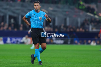 2023-11-07 - Referee Jesus Gil Manzano seen in action during UEFA Champions League 2023/24 Group Stage - Group F football match between AC Milan and Paris Saint-Germain FC at San Siro Stadium, Milan, Italy on November 07, 2023 - AC MILAN VS PARIS SAINT-GERMAIN - UEFA CHAMPIONS LEAGUE - SOCCER