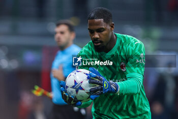 2023-11-07 - Mike Maignan of AC Milan seen in action during UEFA Champions League 2023/24 Group Stage - Group F football match between AC Milan and Paris Saint-Germain FC at San Siro Stadium, Milan, Italy on November 07, 2023 - AC MILAN VS PARIS SAINT-GERMAIN - UEFA CHAMPIONS LEAGUE - SOCCER