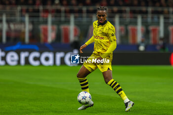 2023-11-28 - Jamie Bynoe-Gittens of Borussia Dortmund seen in action during UEFA Champions League 2023/24 Group Stage - Group F football match between AC Milan and Borussia Dortmund at San Siro Stadium, Milan, Italy on November 28, 2023 - AC MILAN VS BORUSSIA DORTMUND - UEFA CHAMPIONS LEAGUE - SOCCER
