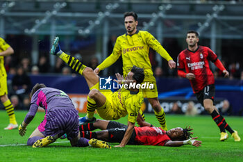 2023-11-28 - Samuel Chukwueze of AC Milan competes for the ball with Gregor Kobel of Borussia Dortmund and Mats Hummels of Borussia Dortmund during UEFA Champions League 2023/24 Group Stage - Group F football match between AC Milan and Borussia Dortmund at San Siro Stadium, Milan, Italy on November 28, 2023 - AC MILAN VS BORUSSIA DORTMUND - UEFA CHAMPIONS LEAGUE - SOCCER