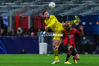 2023-11-28 - Mats Hummels of Borussia Dortmund competes for the ball with Olivier Giroud of AC Milan during UEFA Champions League 2023/24 Group Stage - Group F football match between AC Milan and Borussia Dortmund at San Siro Stadium, Milan, Italy on November 28, 2023 - AC MILAN VS BORUSSIA DORTMUND - UEFA CHAMPIONS LEAGUE - SOCCER