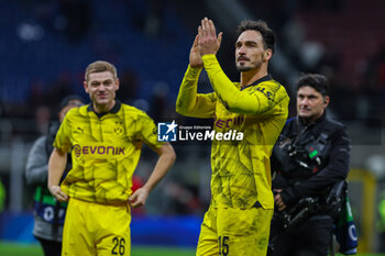 2023-11-28 - Mats Hummels of Borussia Dortmund celebrates the victory at the end of the match during UEFA Champions League 2023/24 Group Stage - Group F football match between AC Milan and Borussia Dortmund at San Siro Stadium, Milan, Italy on November 28, 2023 - AC MILAN VS BORUSSIA DORTMUND - UEFA CHAMPIONS LEAGUE - SOCCER