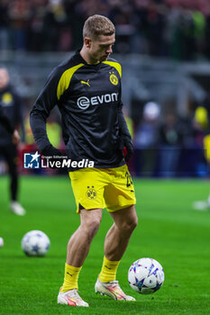 2023-11-28 - Julian Ryerson of Borussia Dortmund warms up during UEFA Champions League 2023/24 Group Stage - Group F football match between AC Milan and Borussia Dortmund at San Siro Stadium, Milan, Italy on November 28, 2023 - AC MILAN VS BORUSSIA DORTMUND - UEFA CHAMPIONS LEAGUE - SOCCER