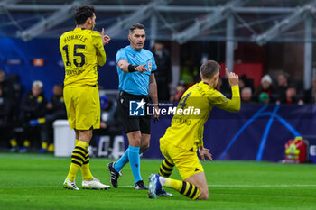 2023-11-28 - Referee Istvan Kovacs seen in action during UEFA Champions League 2023/24 Group Stage - Group F football match between AC Milan and Borussia Dortmund at San Siro Stadium, Milan, Italy on November 28, 2023 - AC MILAN VS BORUSSIA DORTMUND - UEFA CHAMPIONS LEAGUE - SOCCER