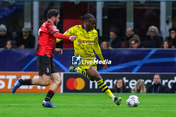2023-11-28 - Jamie Bynoe-Gittens of Borussia Dortmund seen in action during UEFA Champions League 2023/24 Group Stage - Group F football match between AC Milan and Borussia Dortmund at San Siro Stadium, Milan, Italy on November 28, 2023 - AC MILAN VS BORUSSIA DORTMUND - UEFA CHAMPIONS LEAGUE - SOCCER