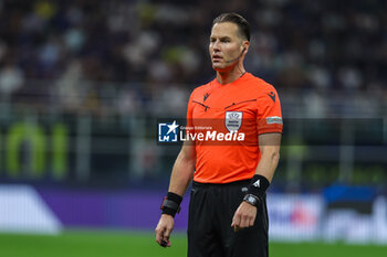 2023-10-03 - Referee Danny Makkelie seen in action during the UEFA Champions League 2023/24 Group Stage - Group D football match between FC Internazionale and SL Benfica at Giuseppe Meazza Stadium, Milan, Italy on October 03, 2023 - INTER - FC INTERNAZIONALE VS SL BENFICA - UEFA CHAMPIONS LEAGUE - SOCCER