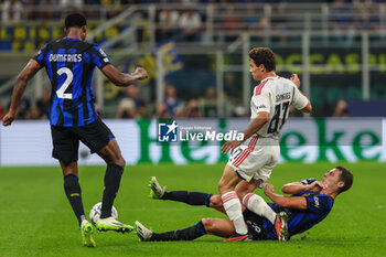 2023-10-03 - Benjamin Pavard of FC Internazionale competes for the ball with Tiago Gouveia of SL Benfica during the UEFA Champions League 2023/24 Group Stage - Group D football match between FC Internazionale and SL Benfica at Giuseppe Meazza Stadium, Milan, Italy on October 03, 2023 - INTER - FC INTERNAZIONALE VS SL BENFICA - UEFA CHAMPIONS LEAGUE - SOCCER